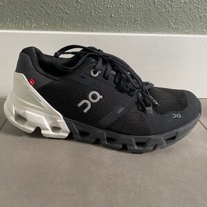 On Running Shoes Women's Size 7 (EU38)  Black/White Cloudtec Helion